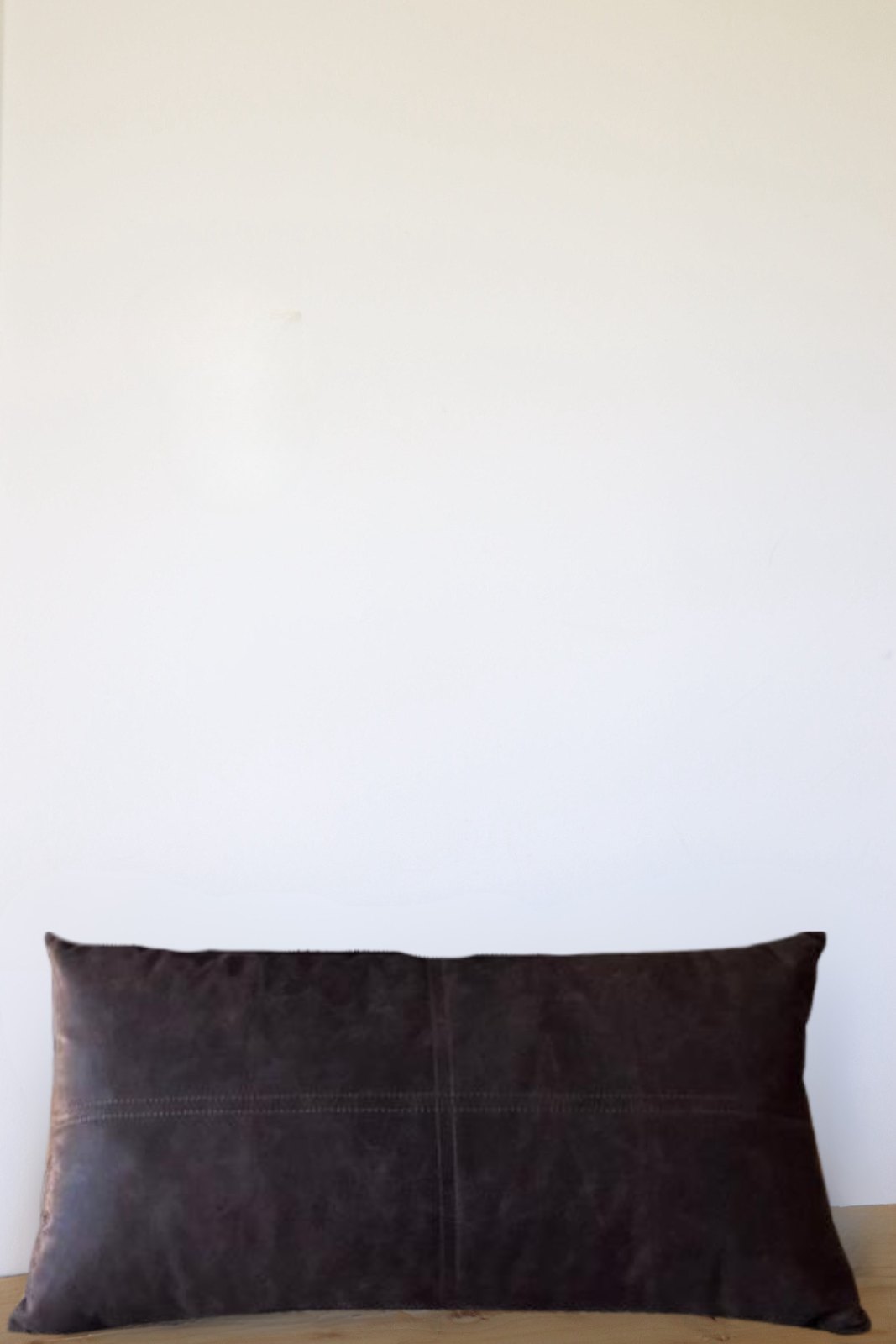 Almohadón de cuero de 30 × 60 cm en marrón chocolate, vista de frente