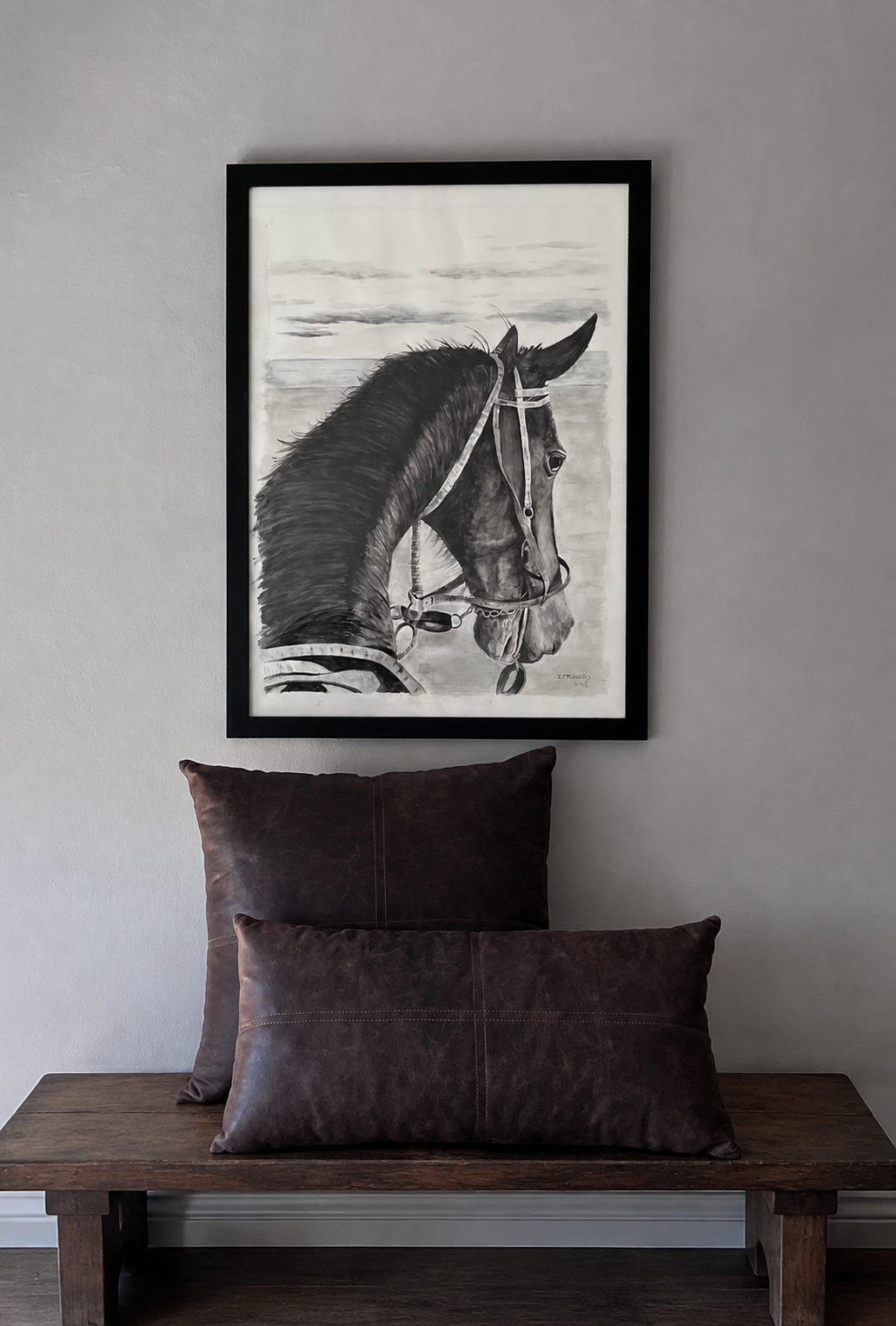 Almohadones de cuero chocolate sobre banco de madera y pared blanca