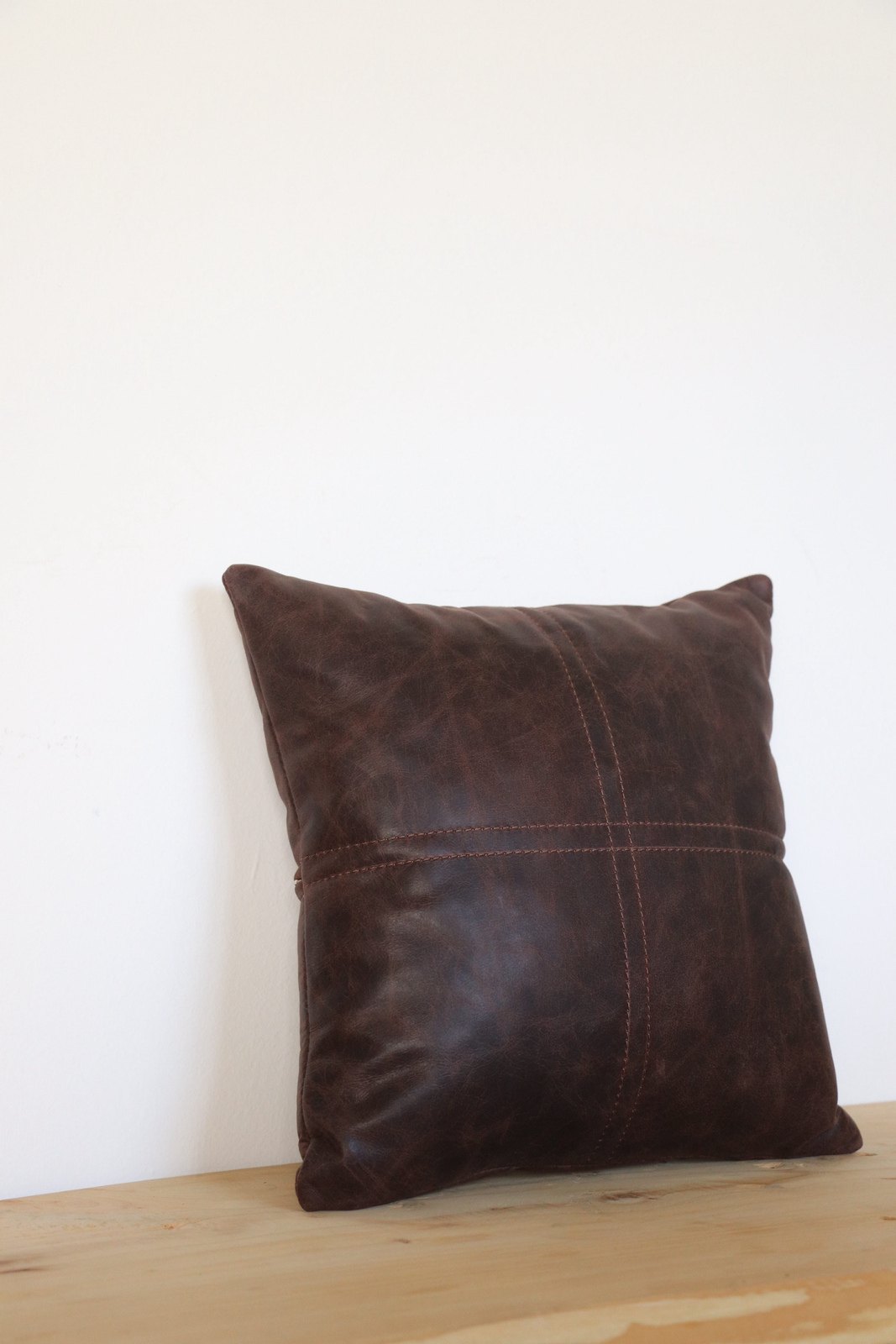 Almohadón de cuero de 30 × 30 cm en marrón chocolate, vista de frente